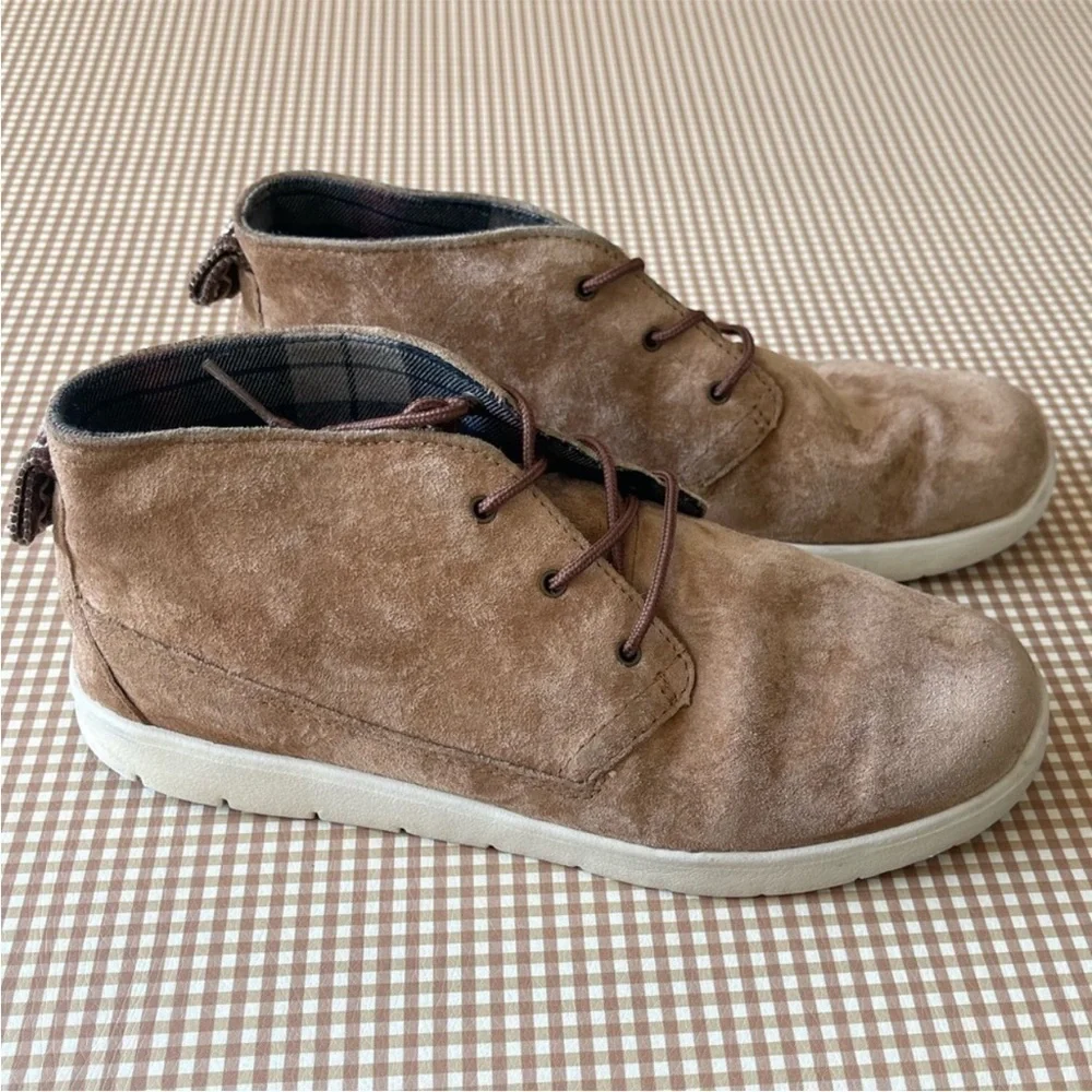 UGG men short booties.‎ Size 6